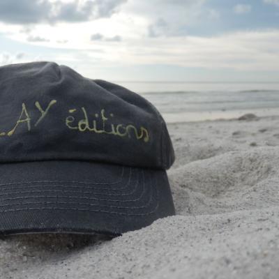 La fameuse Casquette P.L.AY dédicacée